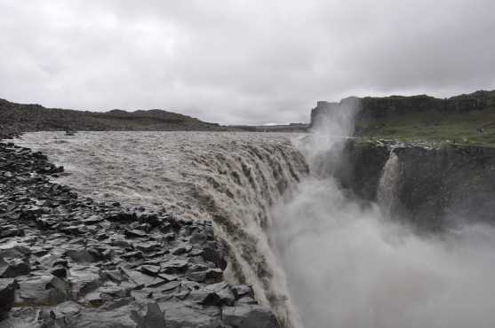 De Dettifoss waterval stort zich naar beneden