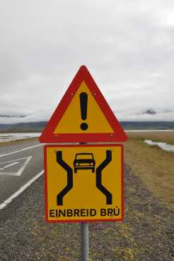 Bord om te waarschuwen voor een éénbaansbrug