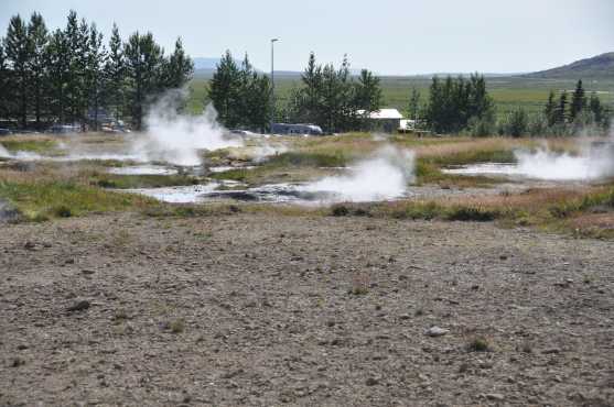 Stoom stijgt uit de borrelende putten bij Geysir