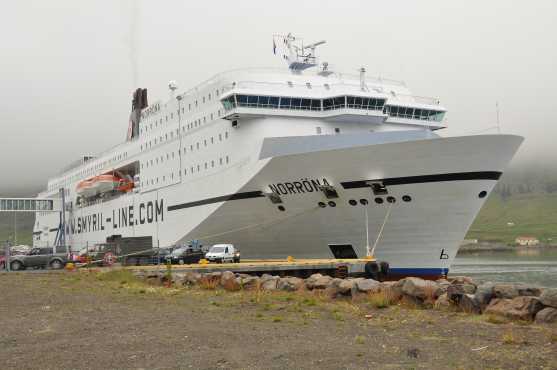 De Norröna in de haven van Seyðisfjörður