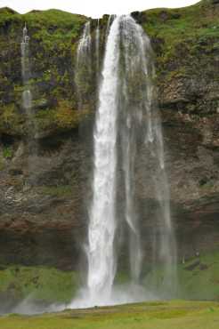 De 65 meter hoge Seljalandsfoss waterval