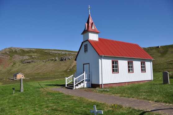 Het schattige kerkje van Skarð