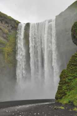 De 60 meter hoge en 25 meter brede Skógafoss waterval