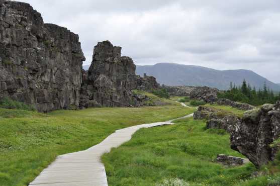 Þingvellir met links de Noord-Amerikaanse en rechts de Euraziatische plaat