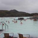Overzicht over de Blue Lagoon met zijn melkwitte water