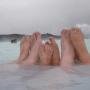 Drie paar voeten boven het water
