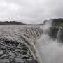 De Dettifoss waterval stort zich naar beneden