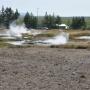 Stoom stijgt uit de borrelende putten bij Geysir