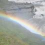 Met de zon erbij geeft de regenboog de waterval zijn naam