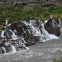 Hraunfossar waterval waarbij het water uit het lavaveld stroomt