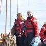 Hilleke en Ciska op de voorkant van de boot