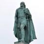 Leif Eriksson, ontdekker van Amerika, staat voor de kerk