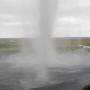 Het water stort zich met een grote nevel in het meertje