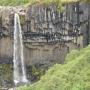 De Svartifoss waterval met de basaltformaties