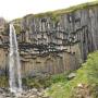 De Svartifoss waterval met de basaltformaties