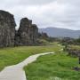Þingvellir met links de Noord-Amerikaanse en rechts de Euraziatische plaat