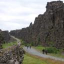 De Almannagjá kloof bij Þingvellir met links de Euraziatische plaat en rechts de Noord-Amerikaanse plaat
