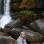 Ciska voor de 20 meter hoge Öxarárfoss waterval