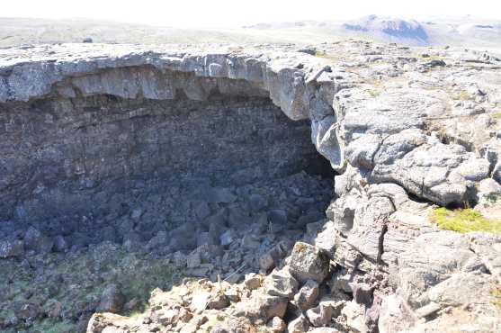 Ingang van de lavagrot Víðgelmir